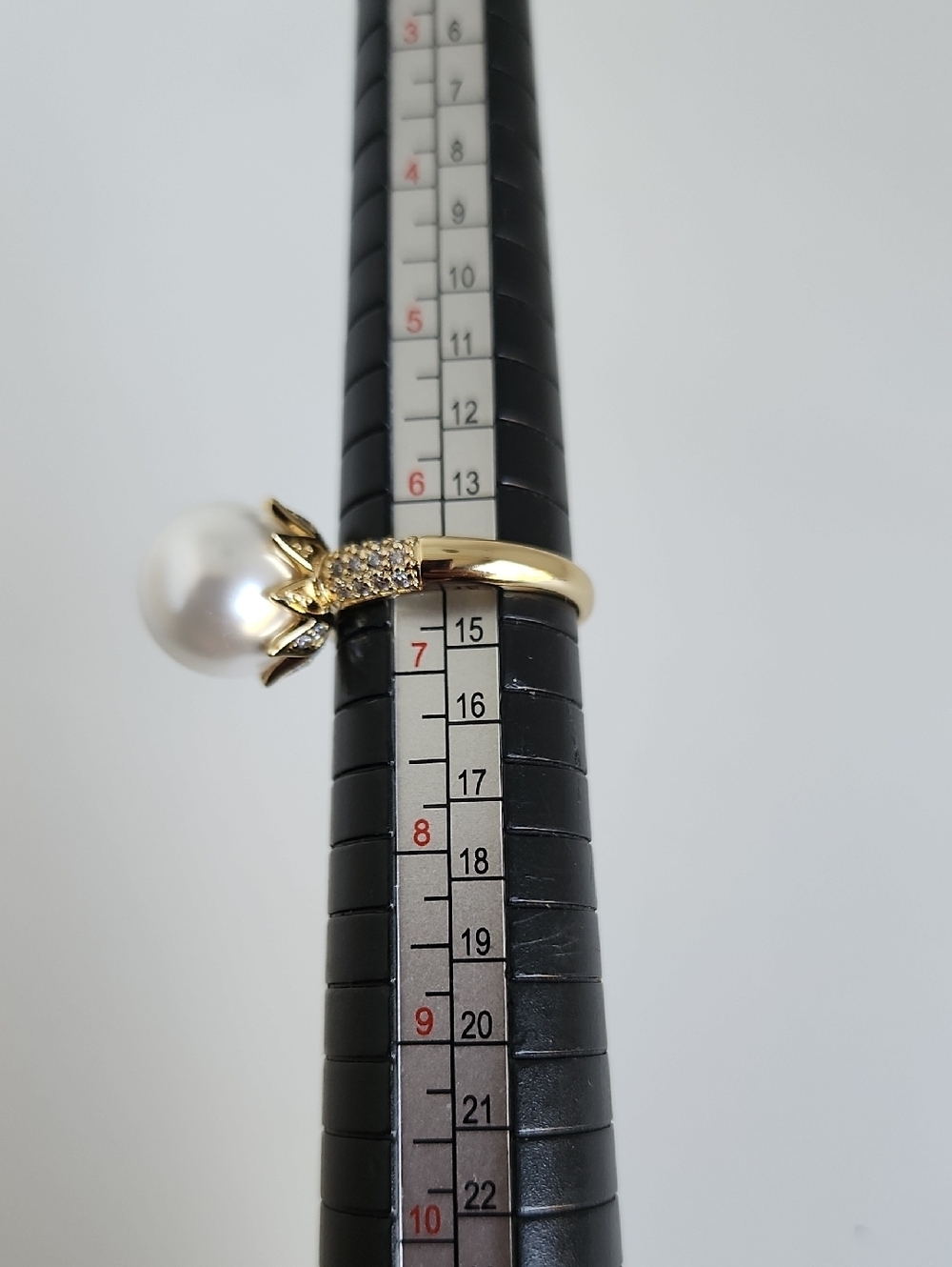 Gold Tone Pearl Statement Ring CZ Crown Setting Size 6 1/2 - Picture 3 of 6